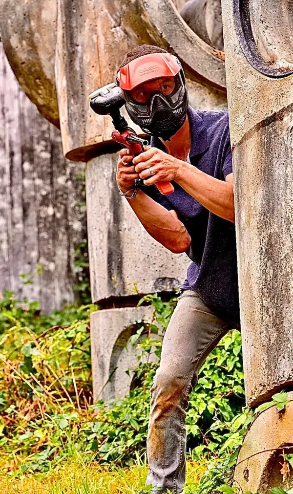 Partie de paintball en forêt