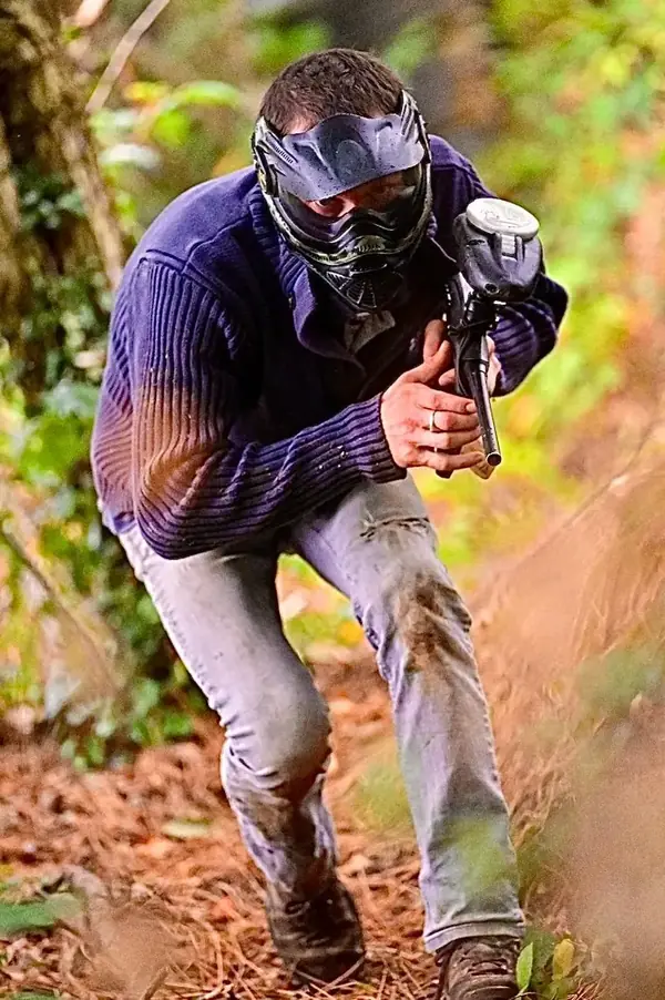 Joueur avançant furtivement sur le terrain