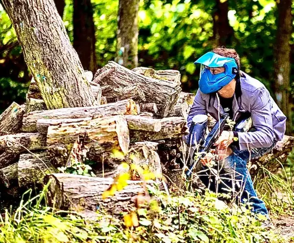 Session de jeu sur un terrain boisé