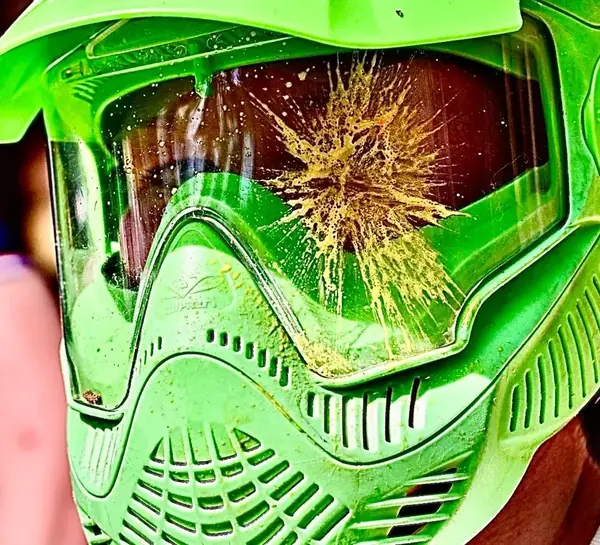 Impact de bille sur un masque de protection