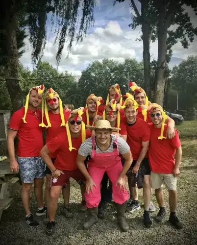 Groupe d'EVG en costumes au paintball