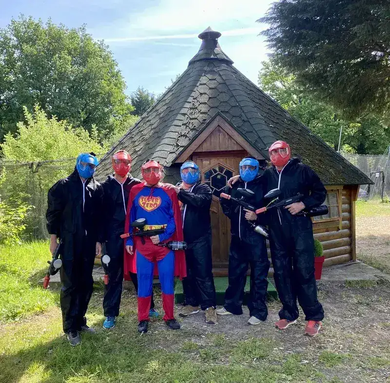 Groupe d'enterrement de vie de jeune fille au paintball
