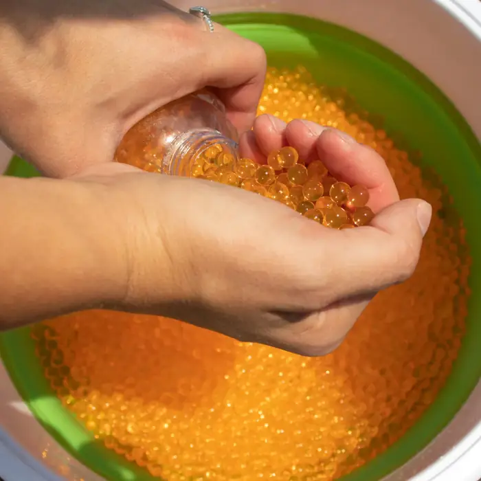 Enfant avec un lanceur Gel Blaster Surge