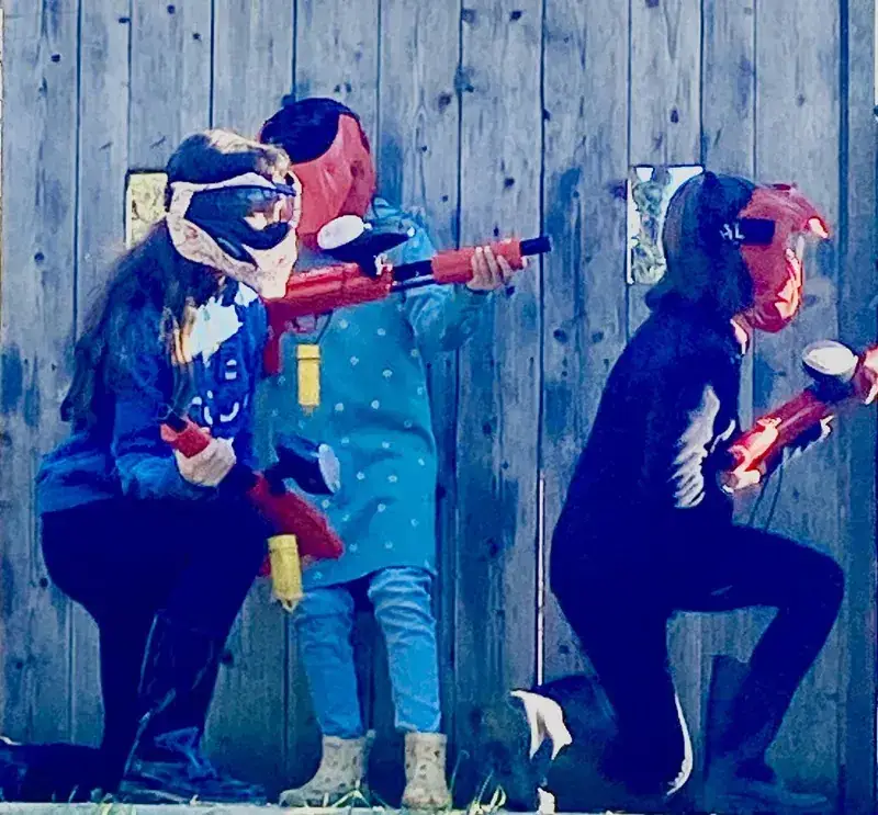 Enfants en cohésion de groupe au paintball