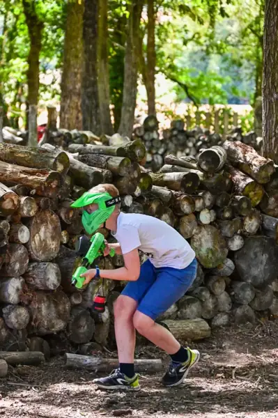 Jeune joueur de paintball sur le terrain