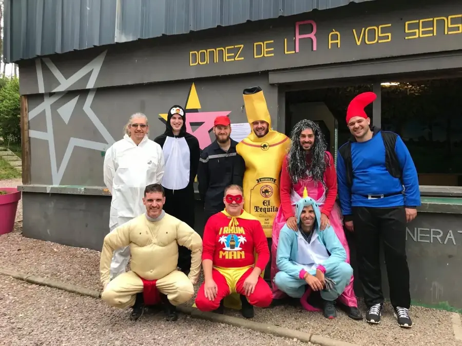 Groupe déguisé pour un enterrement de vie de garçon au paintball de Quelneuc